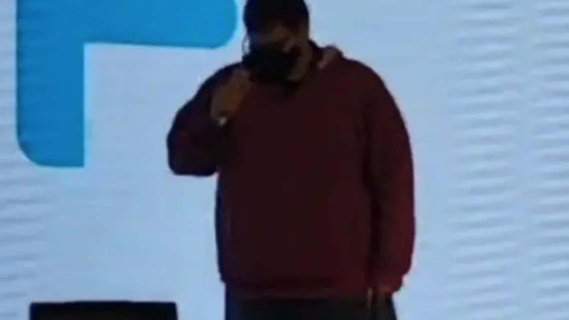 Inc�modo momento en la Expo Joven de La Matanza: un chico trat� de "chorros" a los pol�ticos [VIDEO]