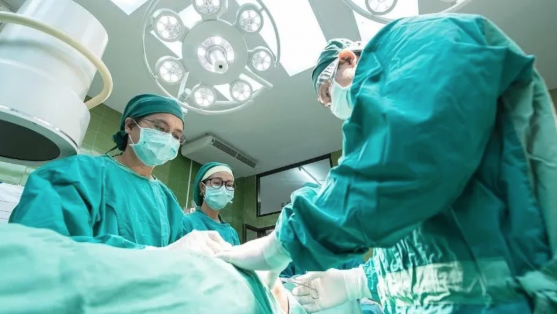 "Me duele la panza": lo operaron del est�mago y le sacaron algo incre�ble