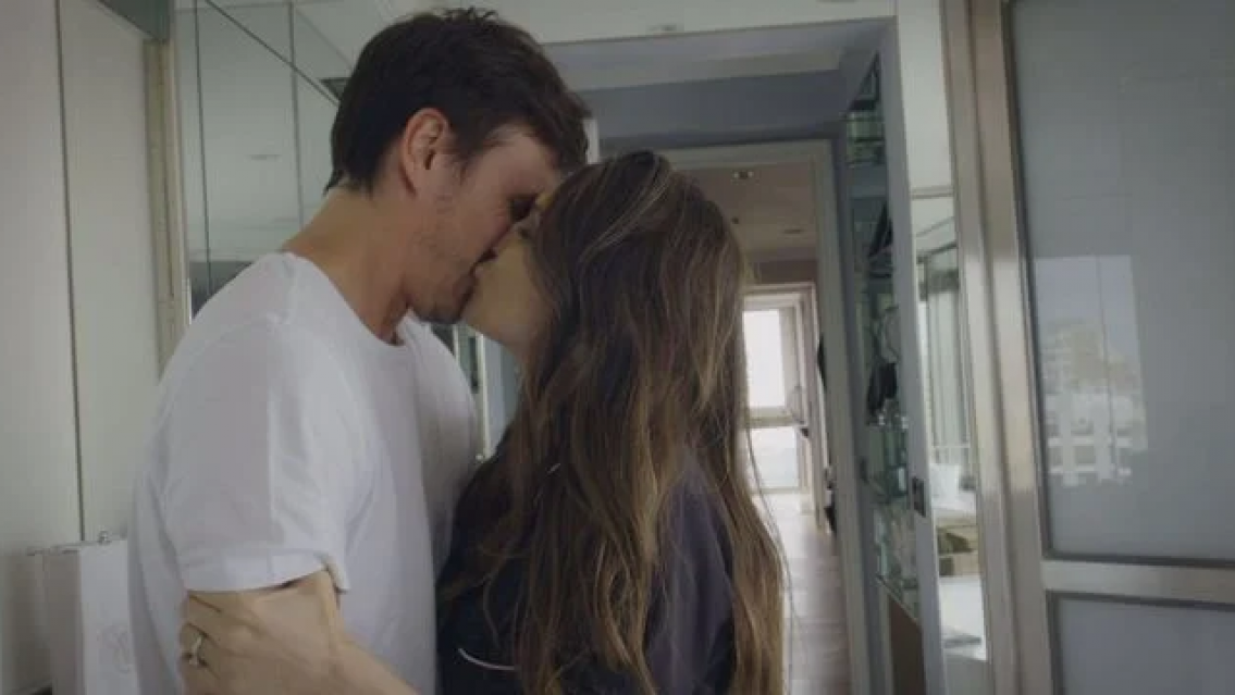 Pampita s�per hot en su reality, salieron a la luz m�s im�genes muy subidas de tono