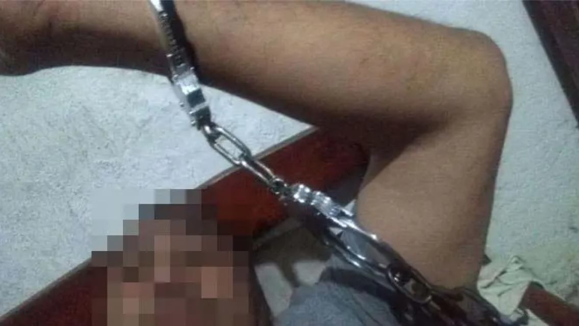 Encadenó a un preso en su cama para poder pasar la noche en su casa. Pasó en el norte