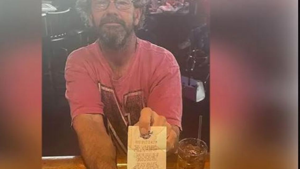 Gan� una fortuna en la loter�a y apareci� "flotando en una playa"