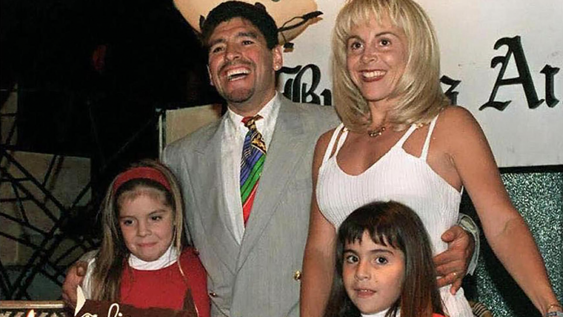 A días del estreno de la serie de Maradona, revelan cuánto cobraba Claudia por...