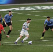 La increíble foto de Messi rodeado por seis jugadores uruguayos que se viralizó en las redes