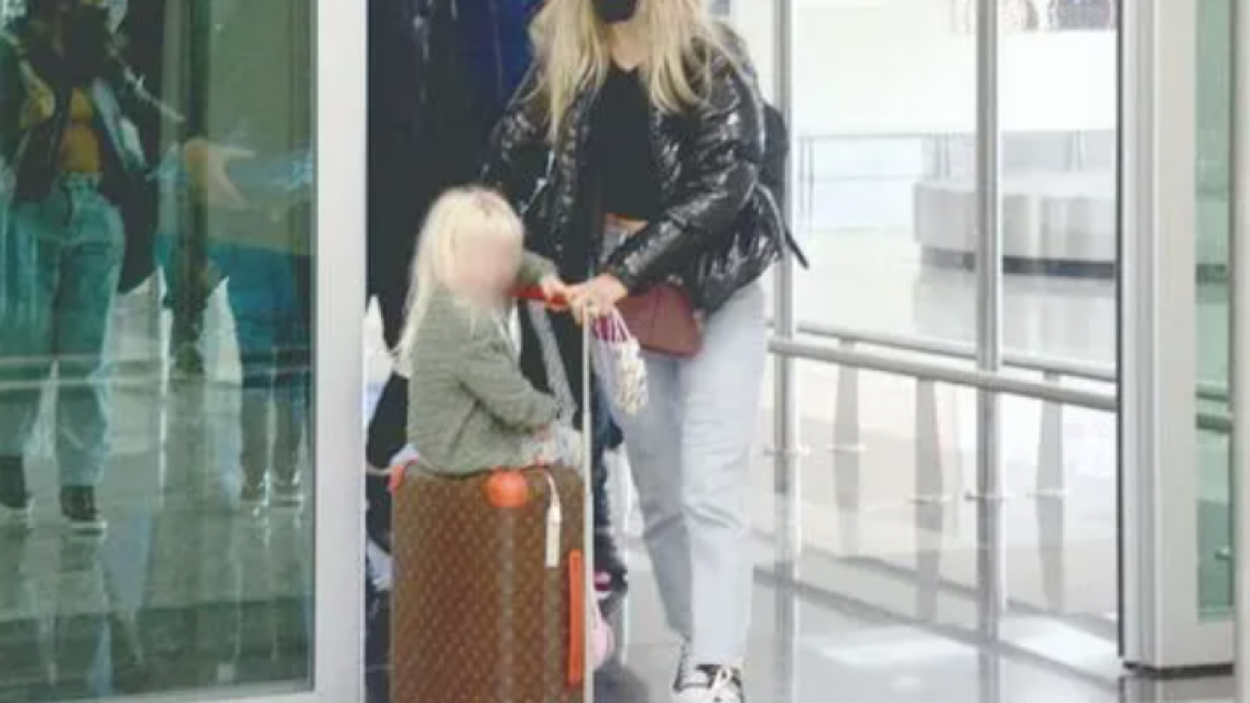 Súper famosa llegó a Jujuy con su hijita: todos se sacaron fotos en el aeropuerto