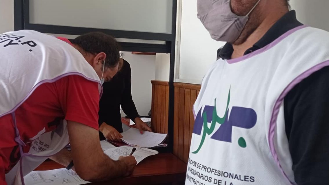 Bouhid de campaña y los profesionales sanitarios le exigen una reunión urgente