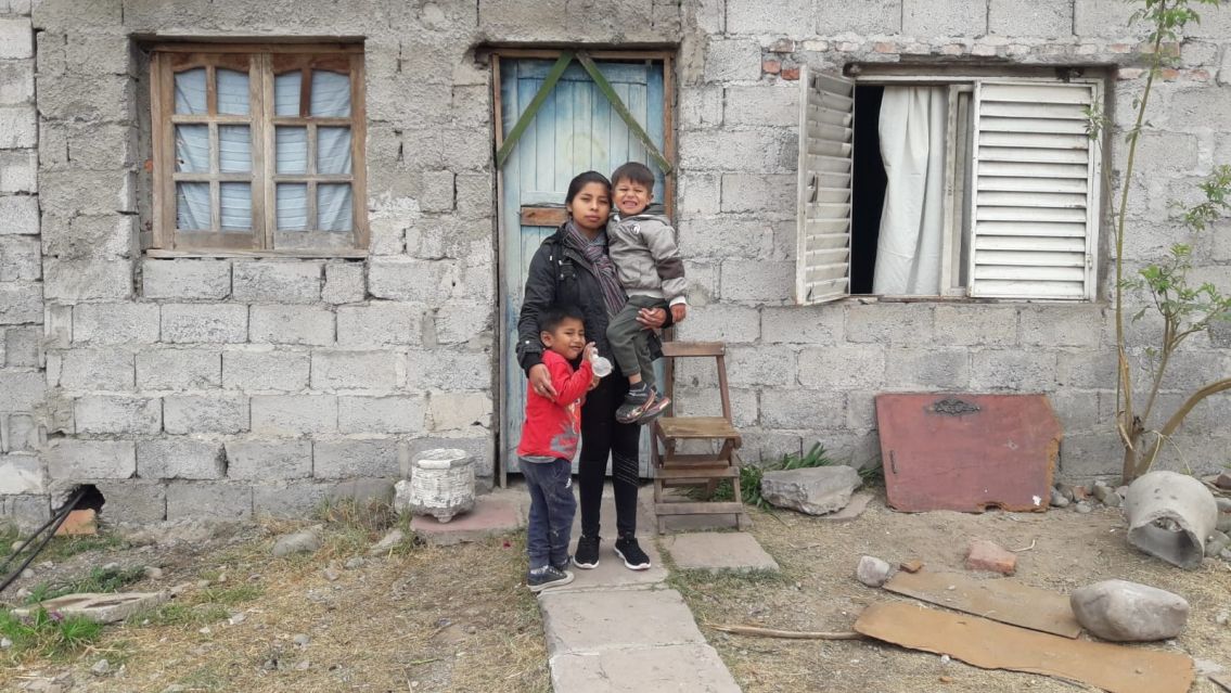 Vive con su hijito en una precaria vivienda y la quieren desalojar por la fuerza