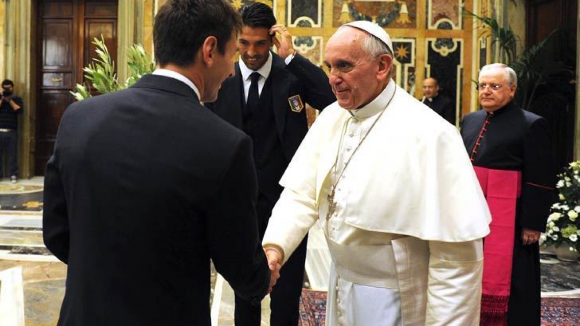 Muy emocionado, el Papa Francisco recibi� la nueva camiseta de Messi "30"