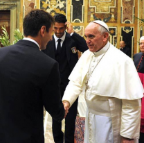 Muy emocionado, el Papa Francisco recibi&oacute; la nueva camiseta de Messi "30"