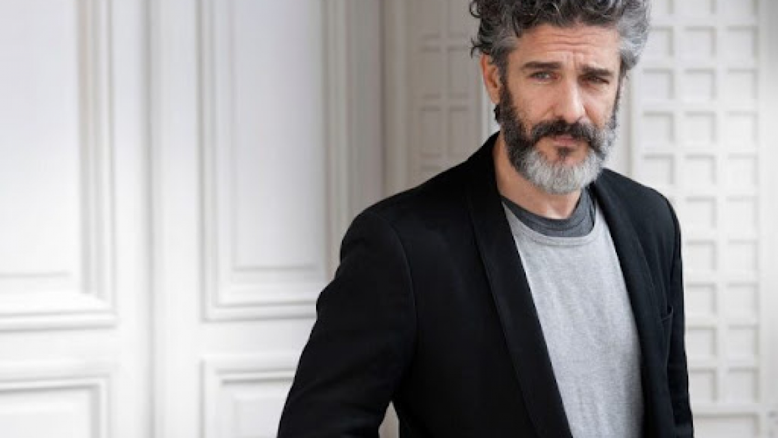 Leo Sbaraglia a los besos con un conductor de tv. NO es ficci�n, el hombre tambi�n es argentino