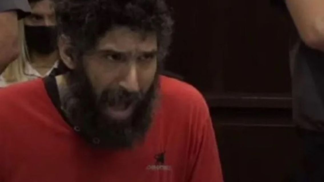 El "hombre gato" no par� de maullar en el juicio por el doble crimen y lo desalojaron de la sala