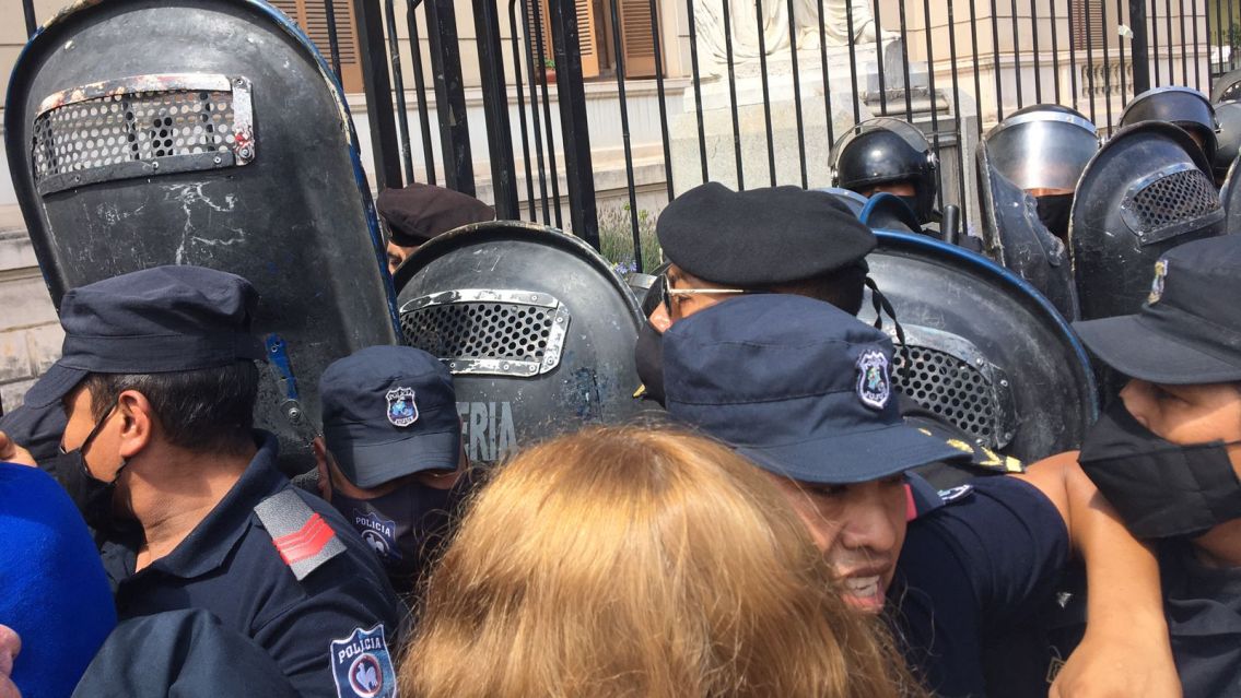 Marcha por el Banco de Desarrollo fue reprimida en Casa de Gobierno