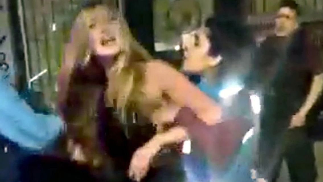 "No me gustan las negras": racista no dej� que la toquen polic�as morochas