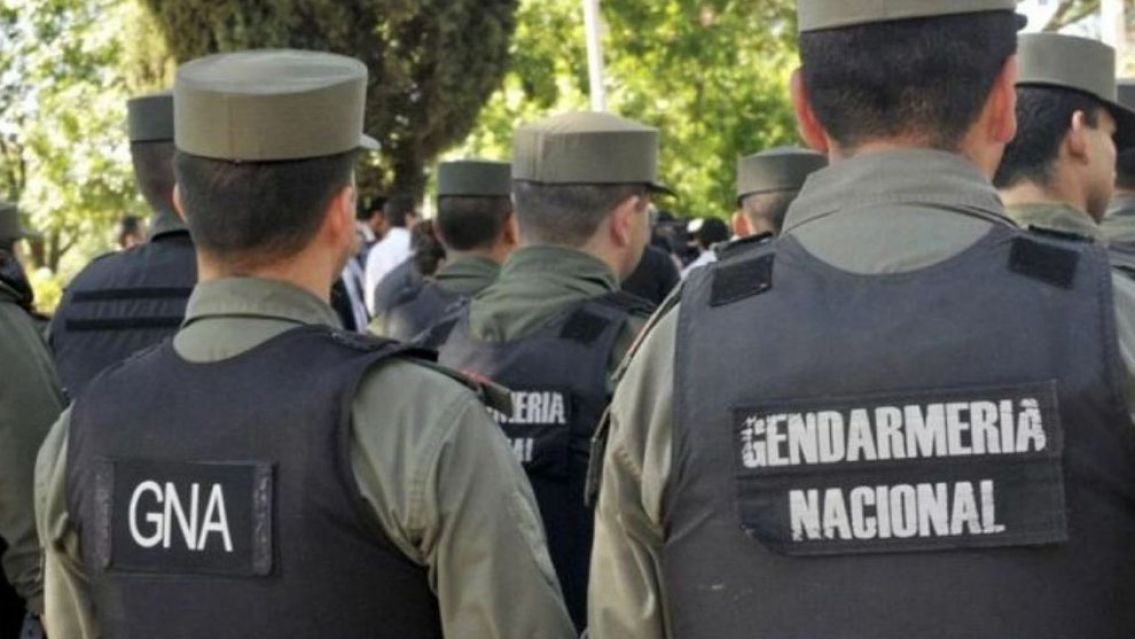 Un peligro: Gendarme jujeño se machó fiero y se durmió arriba de su camioneta