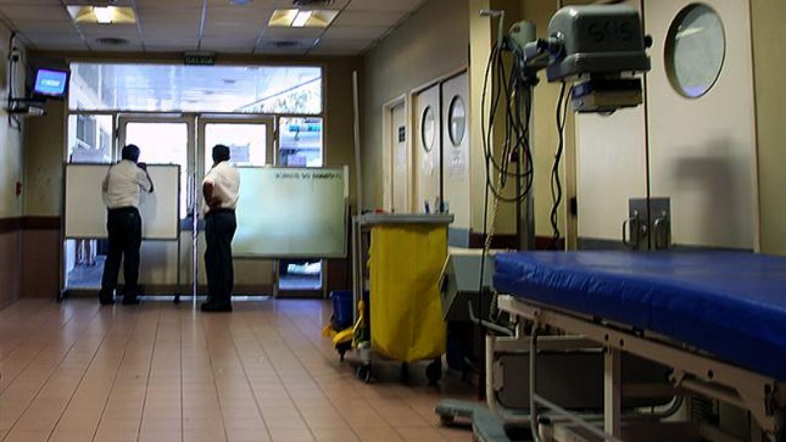Le cay� una losa de 30 toneladas en la pierna a una nena