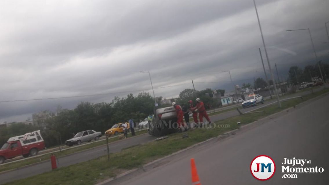 Tremendo vuelco en Alto Comedero: No pueden sacar al conductor