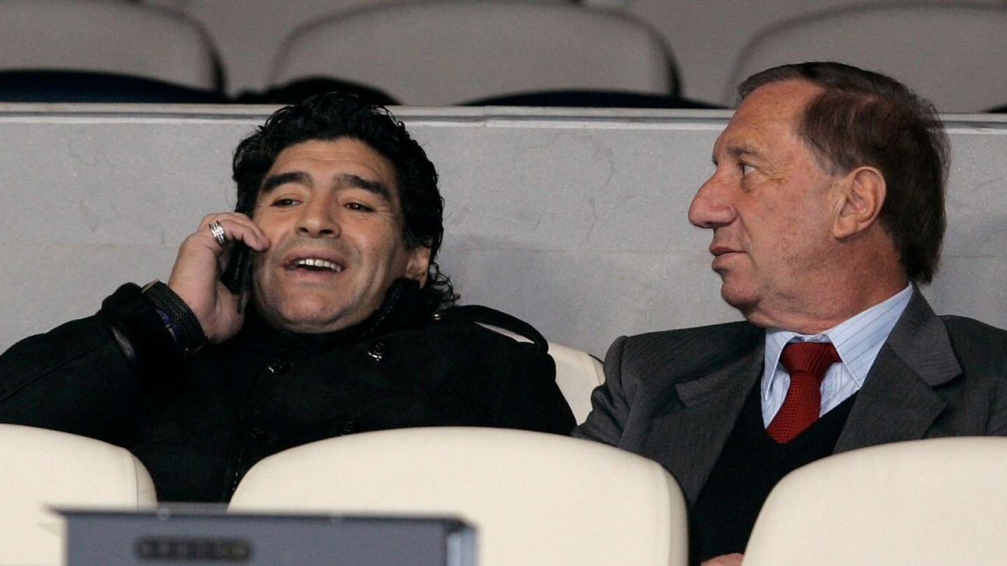 Le mienten para cuidar su salud, pero Bilardo sigue preguntando por Maradona, "�por qu� no me llama?"
