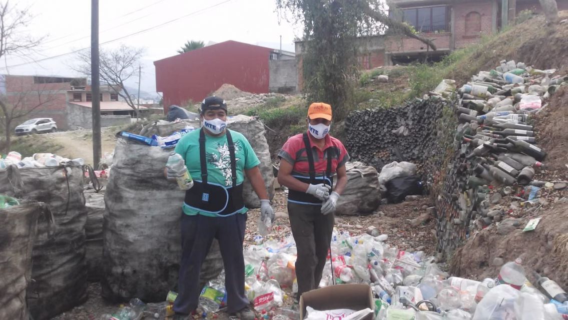 Jujeños quisieron limpiar su barrio y transformaron plástico en bloques para obras
