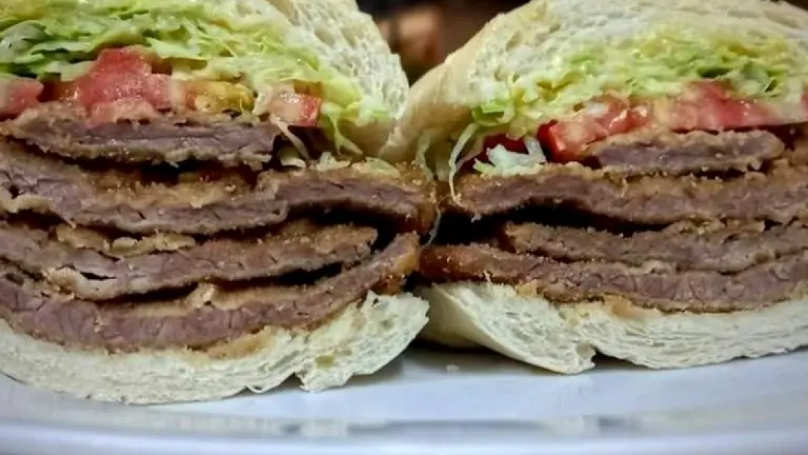 Conoc� al "Milanosaurio", el sandwich que es de ac� y del que todo el mundo habla