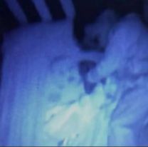 Una mamá se llevó el susto de su vida tras ver un "fantasma" durmiendo en la cuna con su bebé