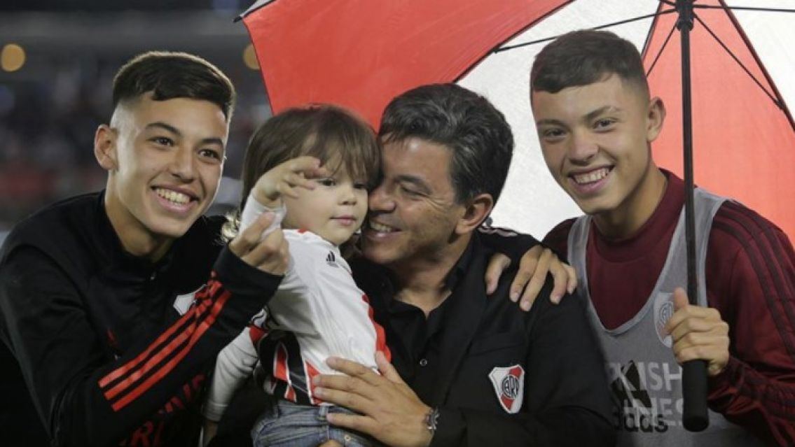 Gallardo se emocionó al borde de las lágrimas durante el festejo con sus hijos