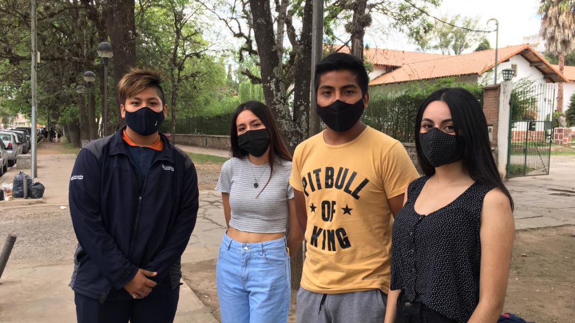 Jujeños piden a la ministra Bovi que les permita hacer la colación en su colegio