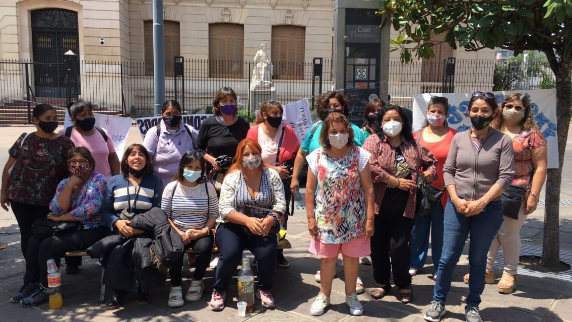 Capacitadoras sin sueldo ni bono amenazan con pasar navidad en la plaza