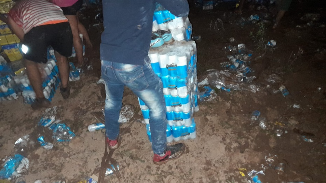 Volc� un cami�n de cervezas y la calle se llen� como en la procesi�n