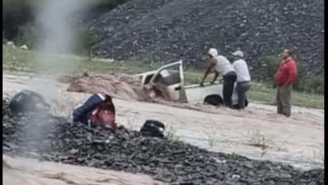 La crecida sorprendió a un conductor salteño y casi provoca una tragedia