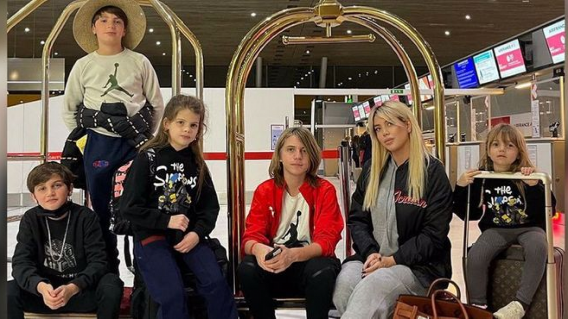 Wanda llegó al país con todos sus hijos, sin Mauro Icardi y esto le gritaron en pleno aeropuerto: