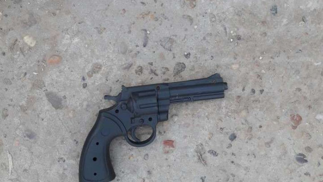 Jujeño andaba en moto por el centro y se le cayó el "chumbo": Todos quedaron asustados