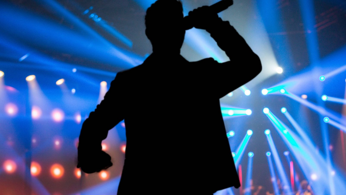 Famoso y querido cantante se descompens� en plena gira y qued� en coma