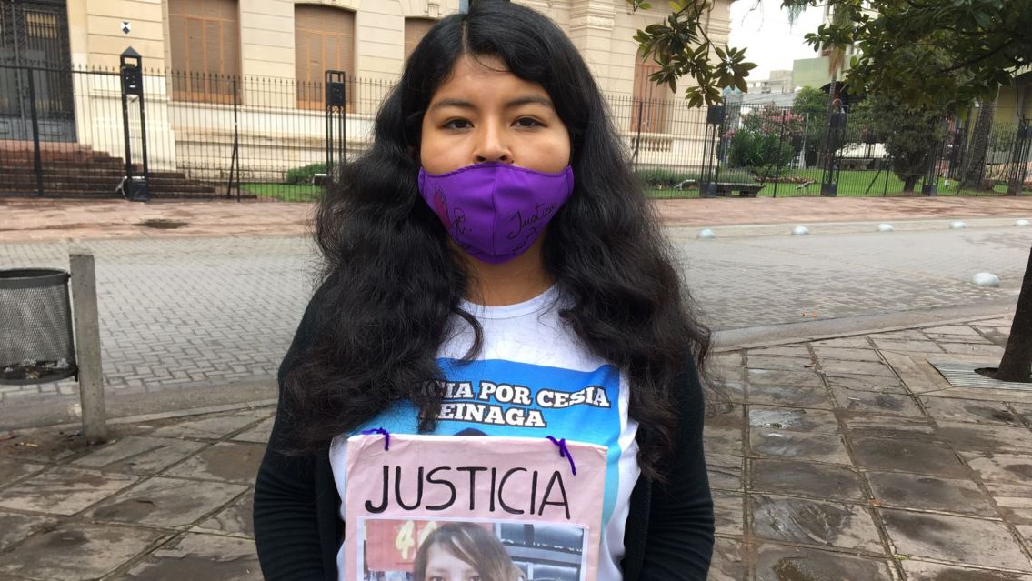 Tras la muerte de familiares de Cesia, una amiga lleg� a la plaza para exigir justicia