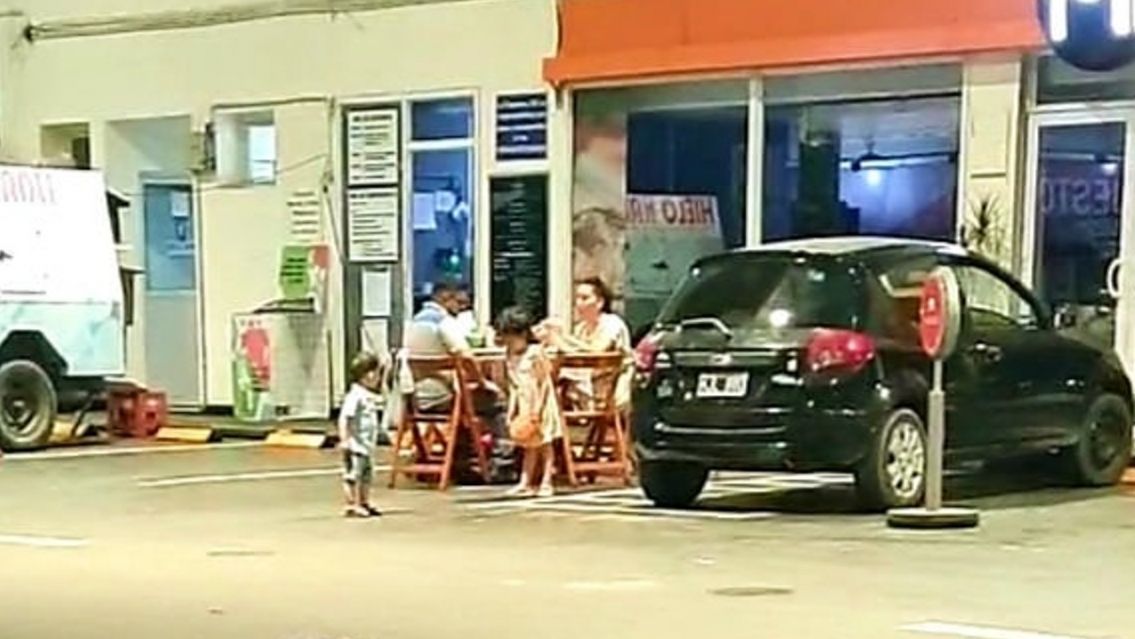 El playero que pasó Navidad trabajando junto a su familia