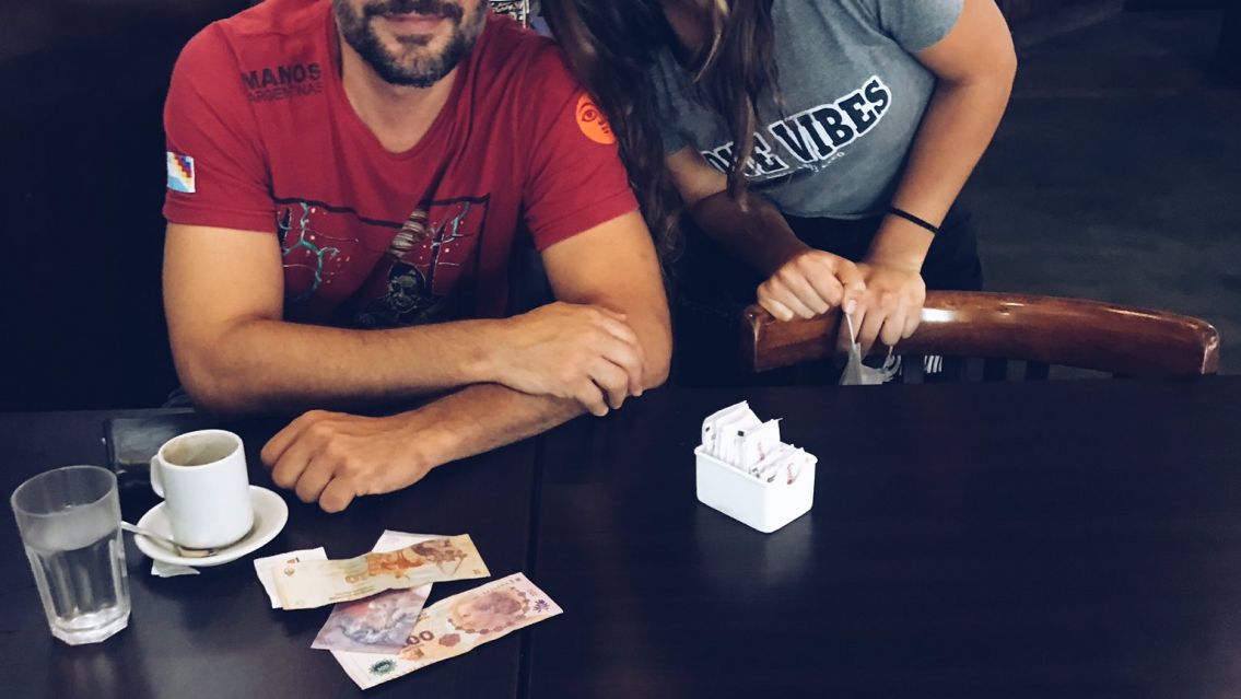 La furia de Rodrigo de La Serna tras la viralización de su foto con una moza y la propina que dejó