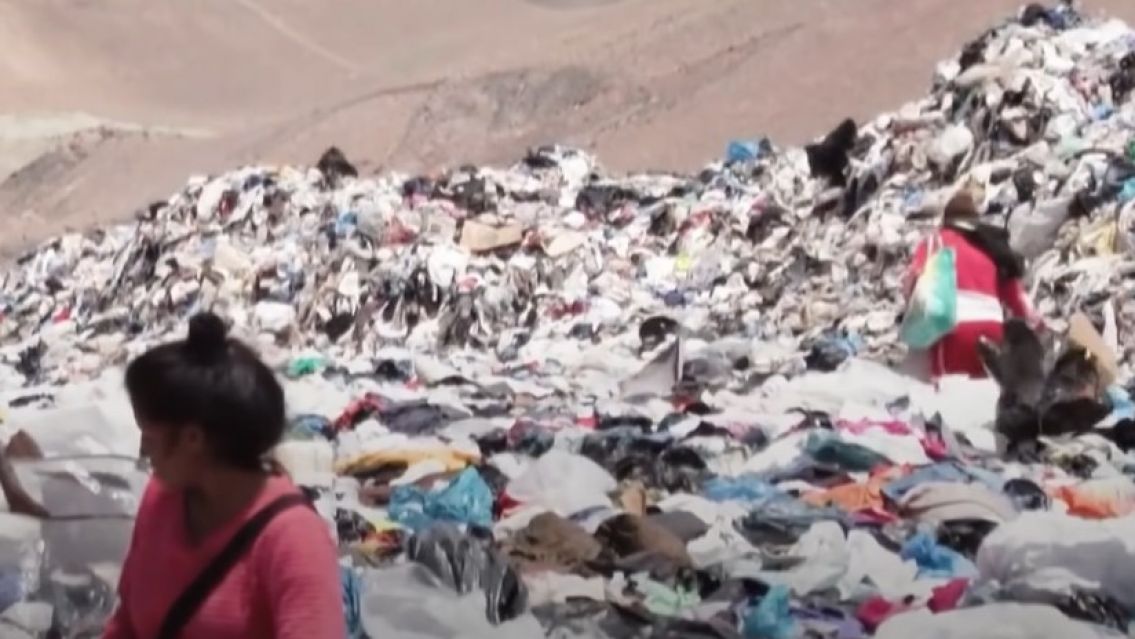 Monta�as de ropa sin usar se acumulan en el desierto de Atacama