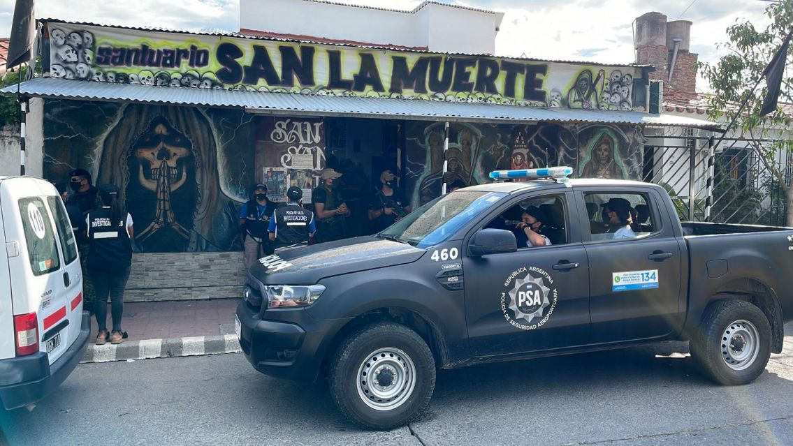 Acusado de trata de personas: Se fugó el líder del templo de San La Muerte