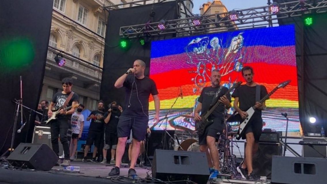 El Pato Fontanet sorprendió a todos y tocó en el aniversario de Cromañón