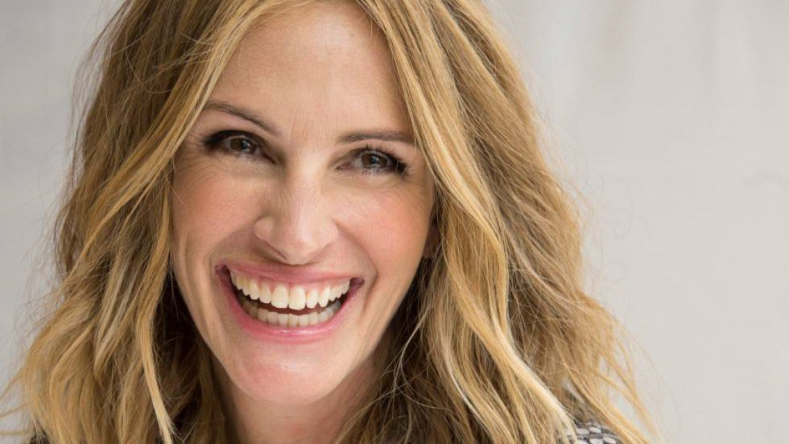 Regalo de año nuevo: Julia Roberts impactante en traje de baño rosa chicle y muy calado