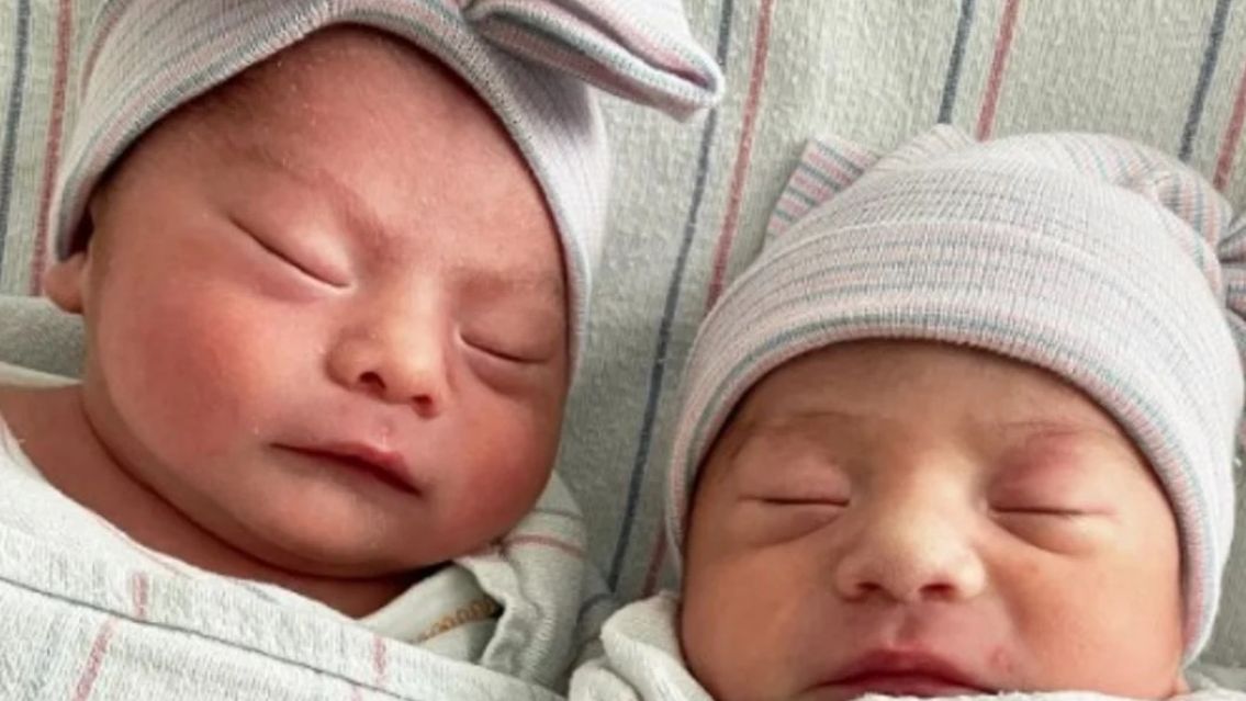 Dio a luz a gemelos que nacieron en distinto año: uno en 2021 y el otro en 2022