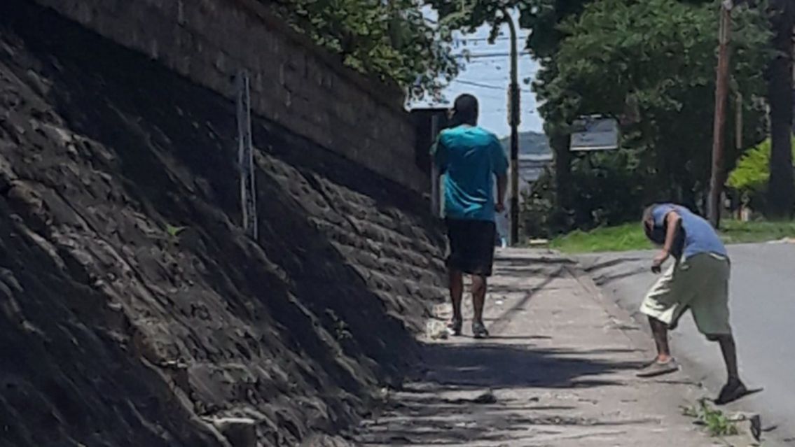 Escrachan a un juje�o que le pega a su anciano padre con una varilla: "Camin� m�s r�pido"