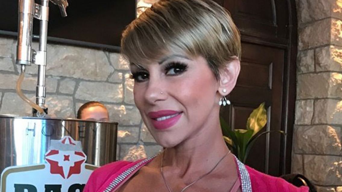 La foto haciendo el "sin respeto" de M�nica Farro para decirle a su chongo que lo extra�a