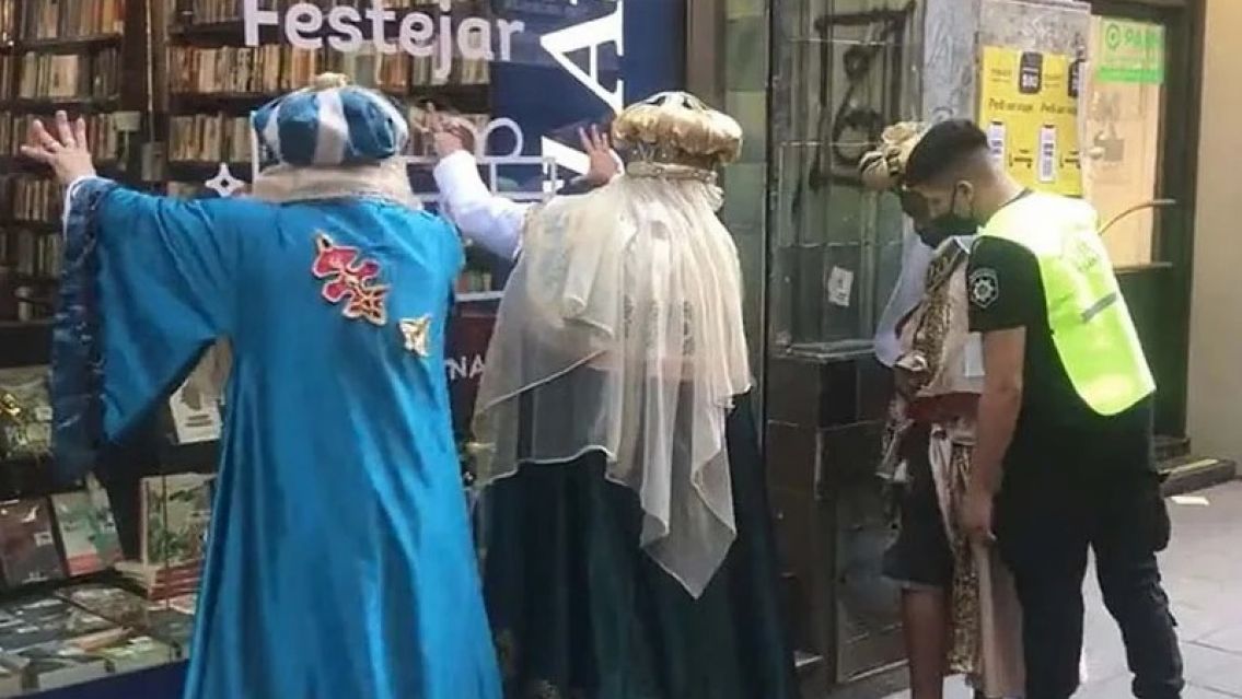 [HAY VIDEO] Tensi�n y gritos en la peatonal: demoraron a los Reyes Magos