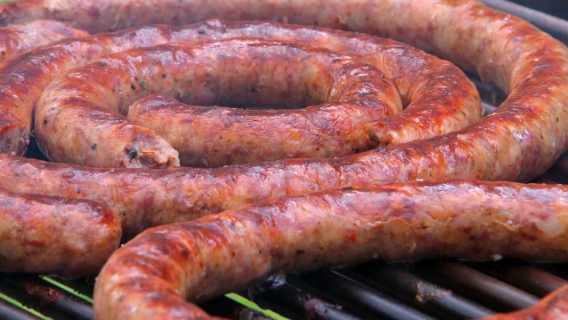 Dos muertos y varios internados por comer chorizo: todo un barrio en alerta