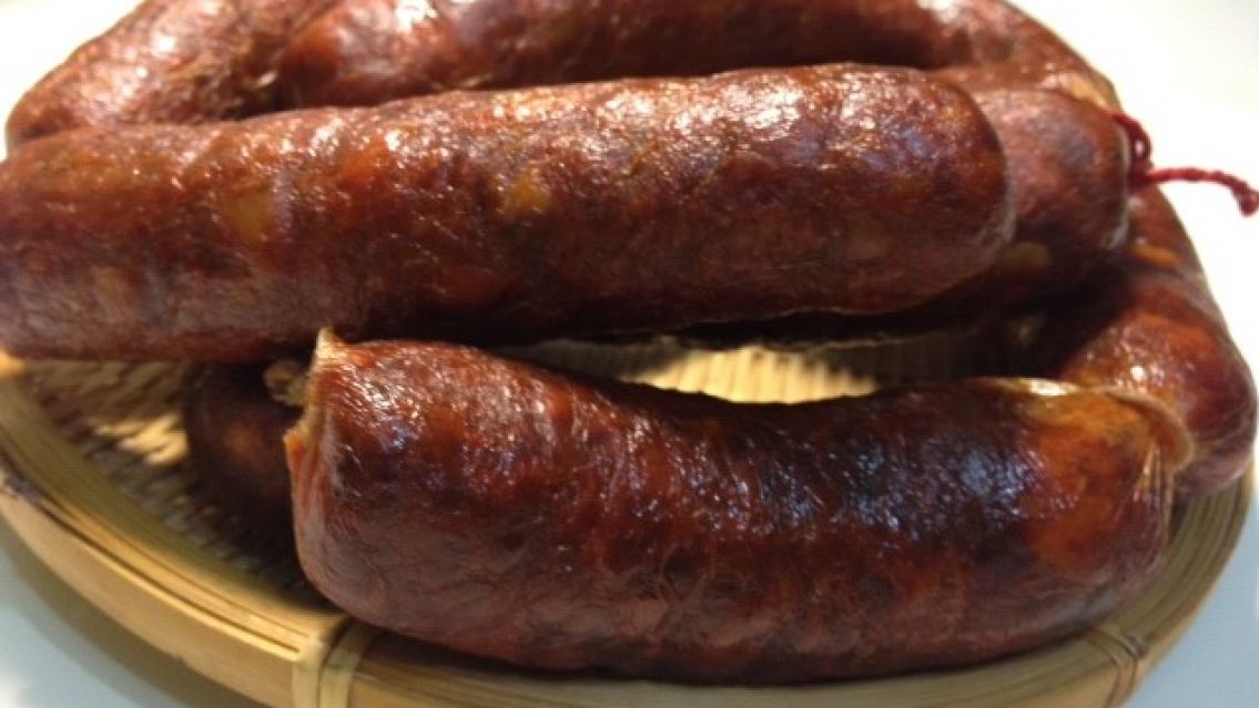 Dos personas murieron al comer chorizos en mal estado y seis más fueron internadas