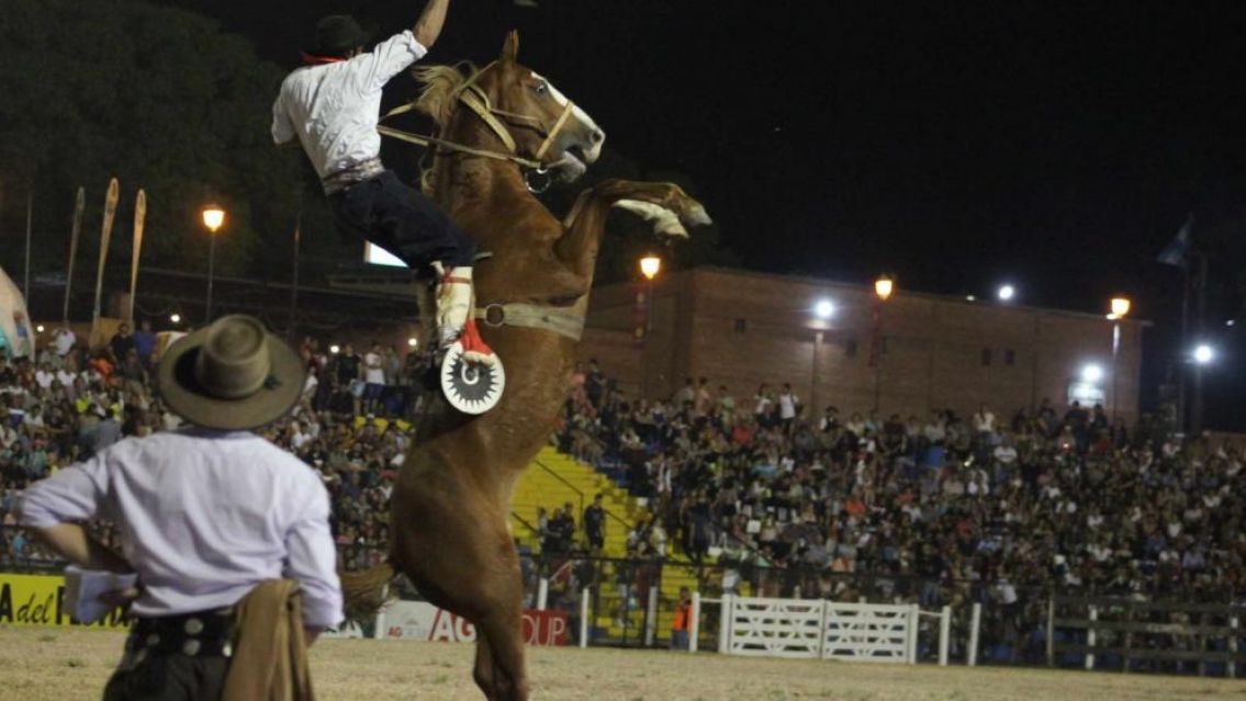 Se accident� jinete norte�o en el festival de Jes�s Mar�a: pelea por su vida