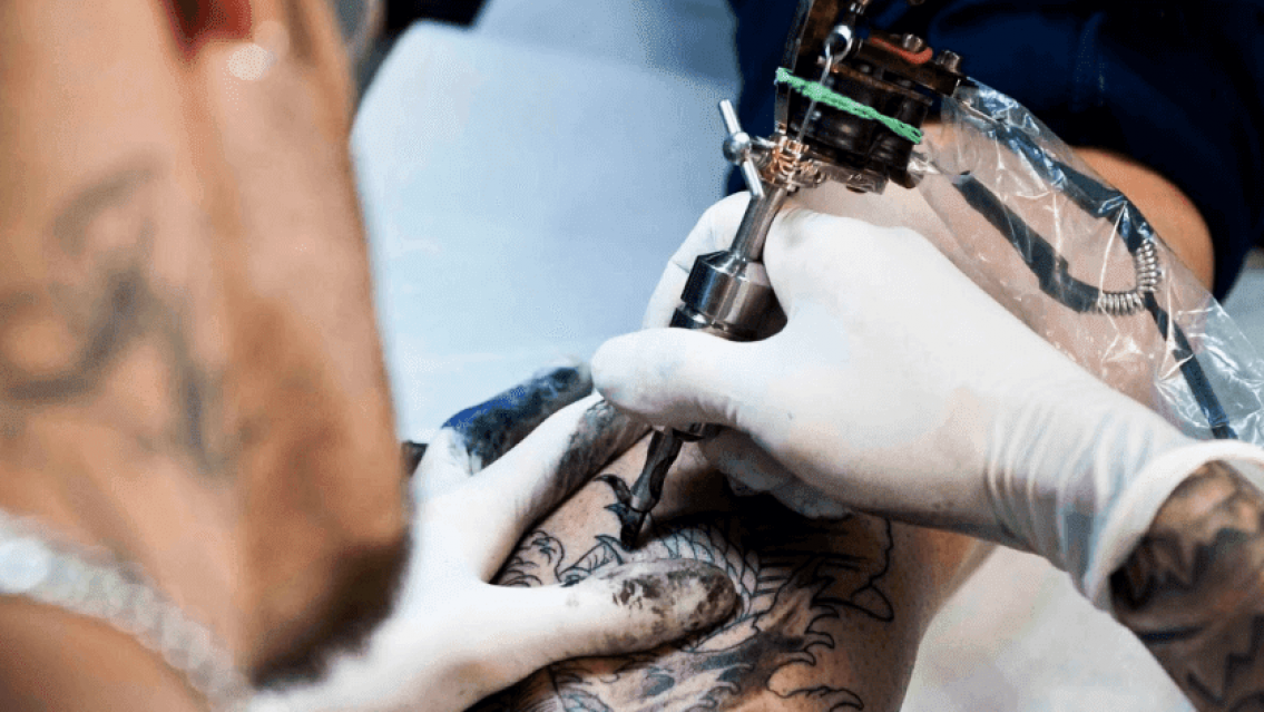 Le pidió un tatuaje y el tatuador entendió cualquiera: el garrón de una chica