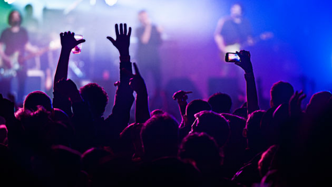 Involuntario toples ante miles de personas, famosa cantante mostró todo