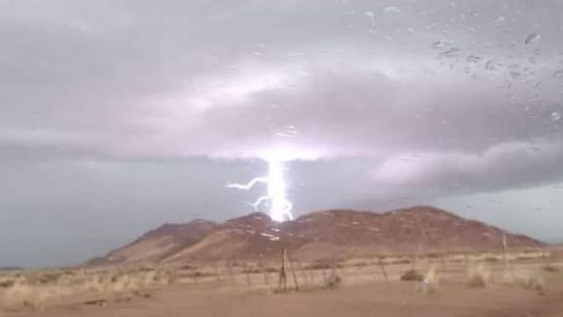 Jujeño lucha por su vida al caerle un rayo encima