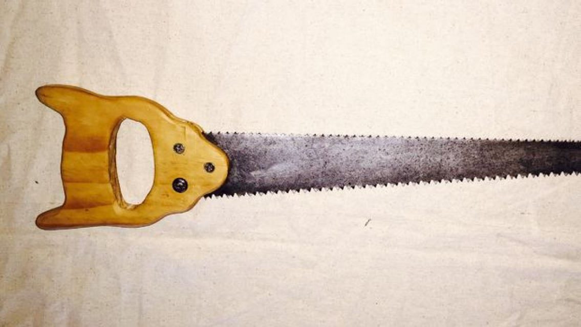 Con un cuchillo, un serrucho y cascotes, atacaron en banda a un norteño