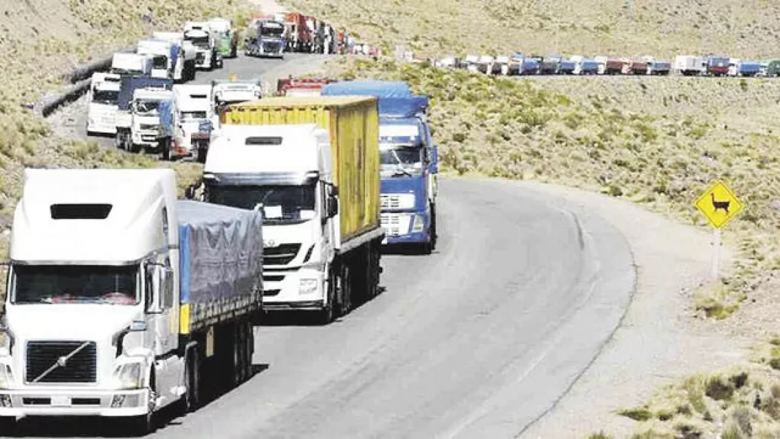 Colapsó la frontera: más de 3.000 camiones varados